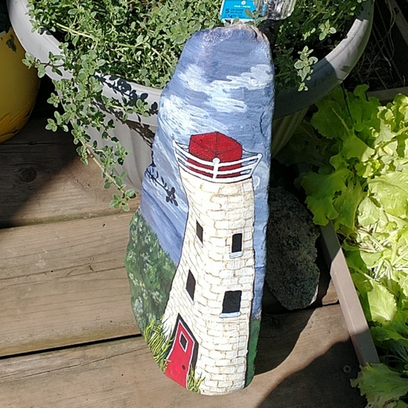 🇨🇦 Hand Painted Lighthouse Rock - Picture 4 of 7